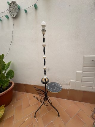 Lámpara vintage con mesita, cenicero y revistero
