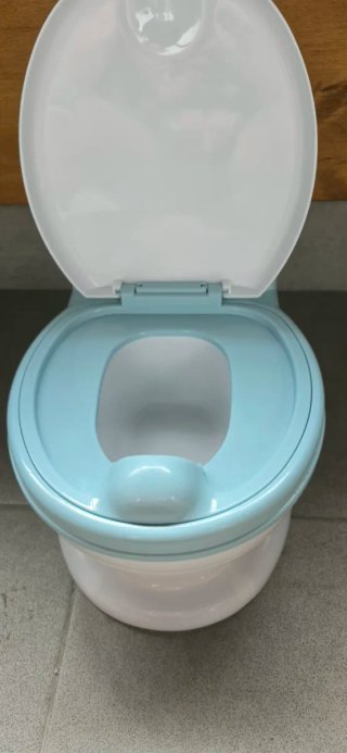 Orinal infantil con forma de baño