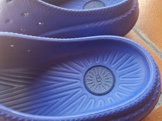 Chanclas UGG Azul Talla 43 Nuevas sin usar.