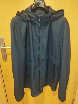 Chaqueta impermeable con capucha