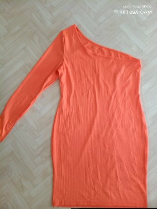 Vestido naranja asimétrico