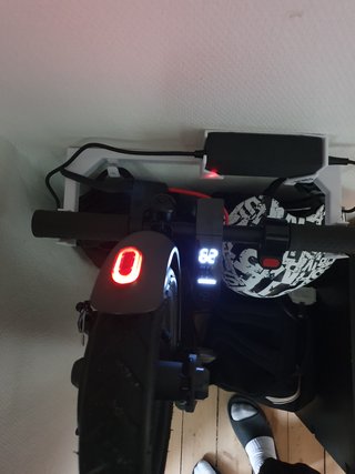 Soporte pared patinete eléctrico y accesorios