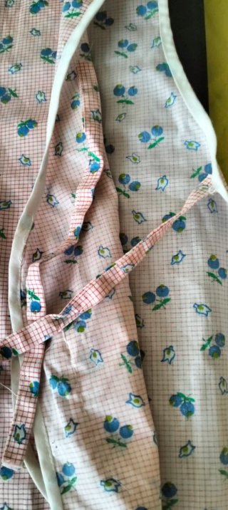 Delantal infantil flores azules y rosas