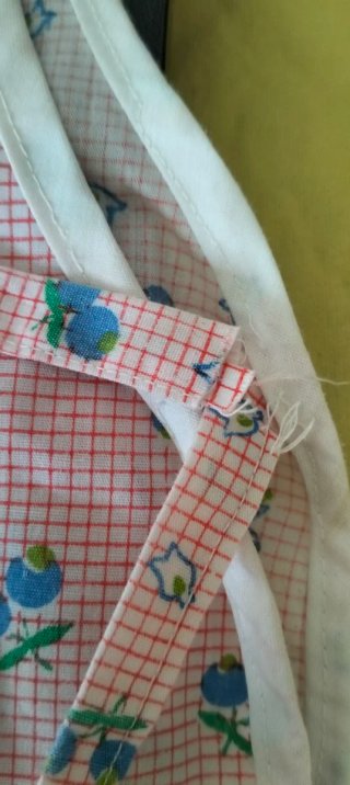 Delantal infantil flores azules y rosas
