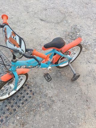 Bicicleta infantil azul con ruedas de apoyo