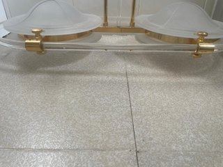 Lámpara de pie dorada y cristal