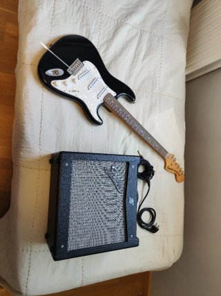 Guitarra Fender Squier Stratocaster y Ampli Fender