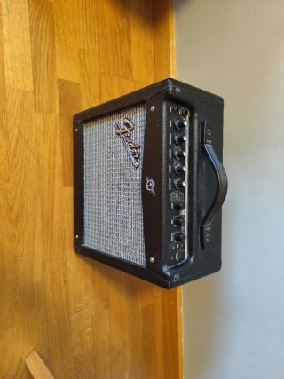 Guitarra Fender Squier Stratocaster y Ampli Fender