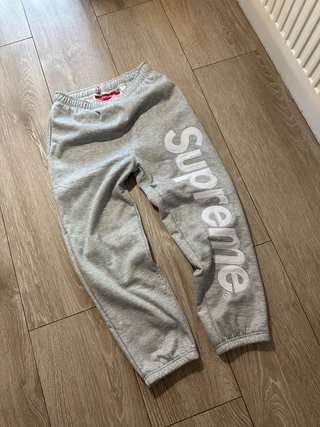 Conjunto Supreme Gris y Blanco