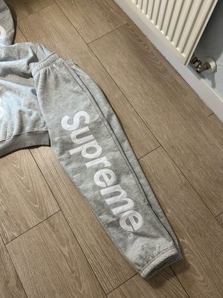 Conjunto Supreme Gris y Blanco