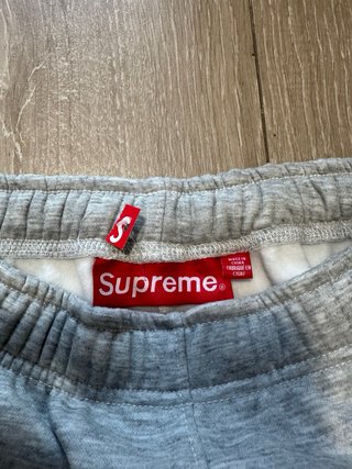 Conjunto Supreme Gris y Blanco