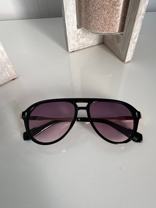 Gafas de sol aviador negras y doradas