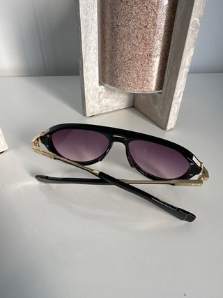 Gafas de sol aviador negras y doradas