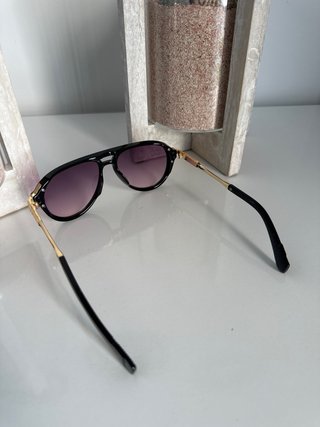 Gafas de sol aviador negras y doradas