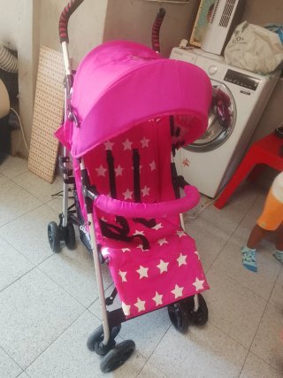 Carro de bebé rosa con estrellas