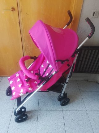 Carro de bebé rosa con estrellas
