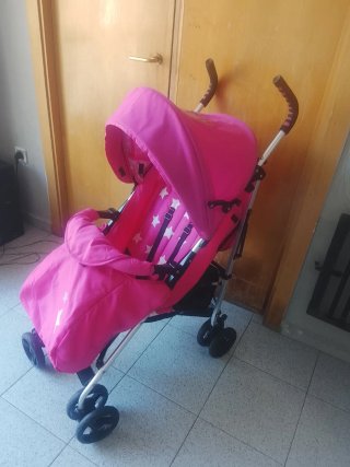 Carro de bebé rosa con estrellas