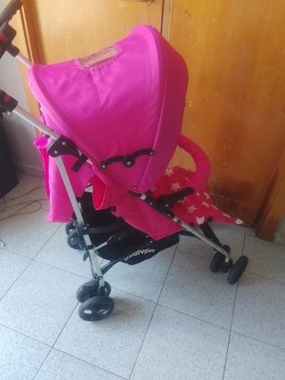 Carro de bebé rosa con estrellas