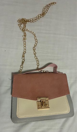 Bolso pequeño tricolor con cadena dorada