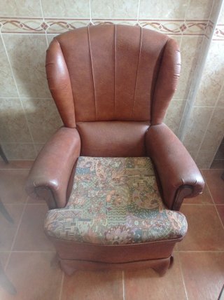 Sillónes de piel marrón con asiento estampado.