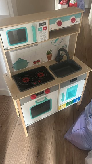 Cocinita de juguete de madera