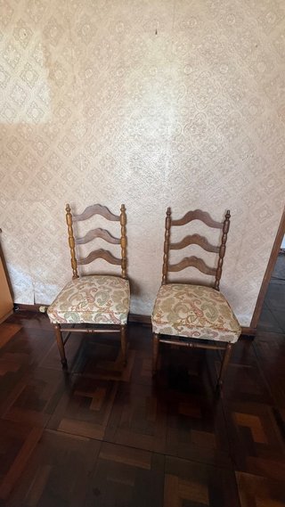 Juego de 2 sillas de madera con tapicería