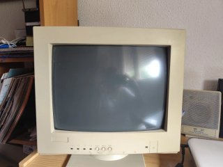 Pantalla, teclado y altavoces de ordenador