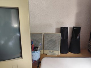 Pantalla, teclado y altavoces de ordenador