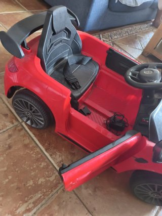 Coche eléctrico infantil rojo