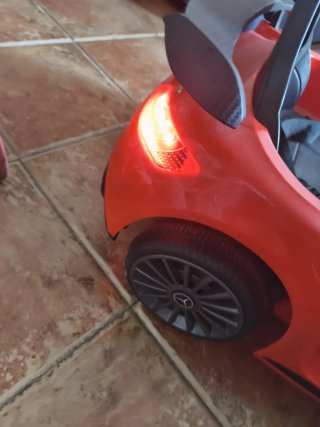 Coche eléctrico infantil rojo