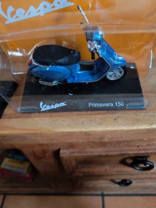 Vespa Primavera 150 a escala 1:18