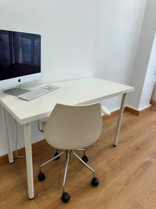 Silla de escritorio blanca con ruedas