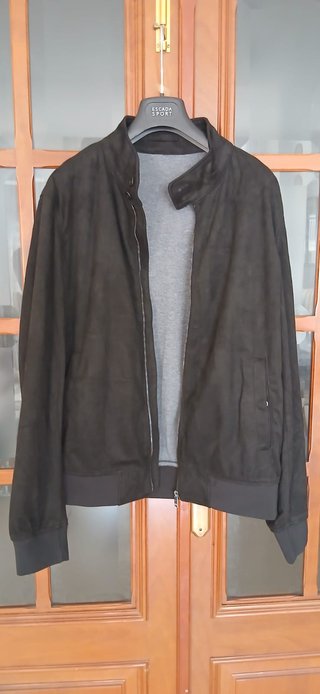 Ropa de abrigo y dos cortinas
