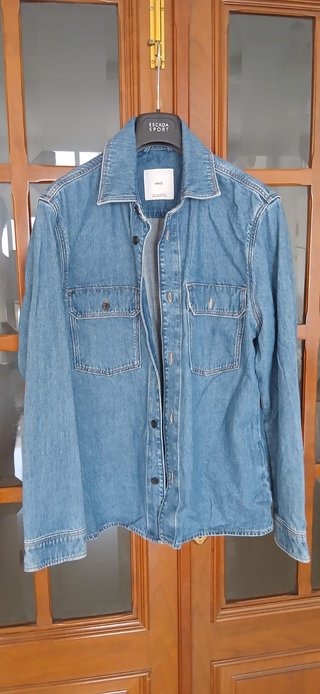 Ropa de abrigo y dos cortinas