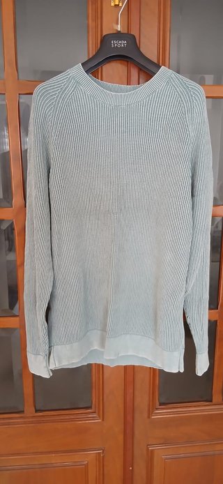 Ropa de abrigo y dos cortinas