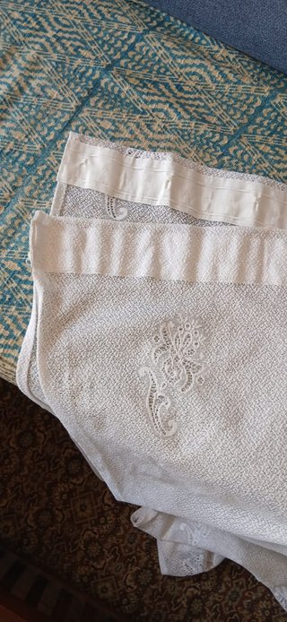 Ropa de abrigo y dos cortinas