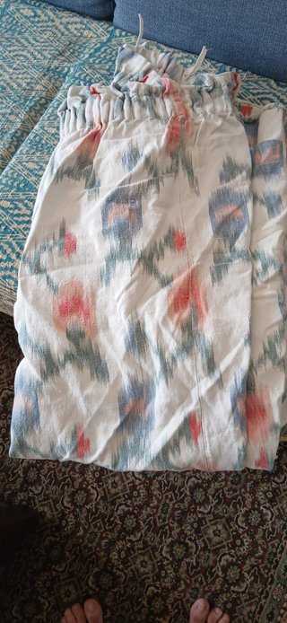 Ropa de abrigo y dos cortinas