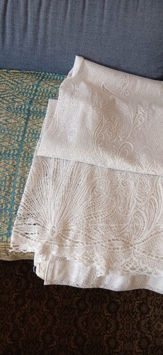 Ropa de abrigo y dos cortinas
