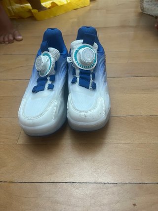 Zapatos con ruedas y luz LED. Talla 31