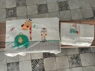 Cuna + colchón + sábanas + chichonera