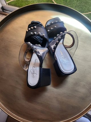 Sandalias negras con tachuelas plateadas