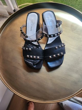Sandalias negras con tachuelas plateadas