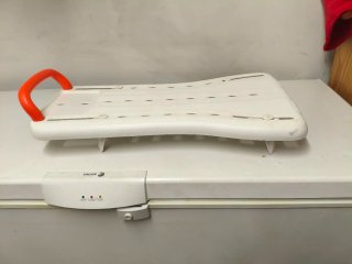 Asiento para bañera con asa naranja