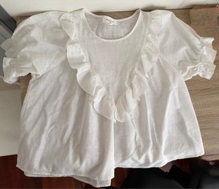 Blusa blanca con volantes