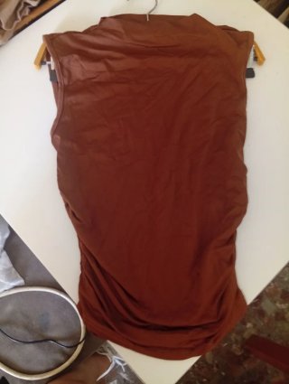 Top drapeado cuello subido teja