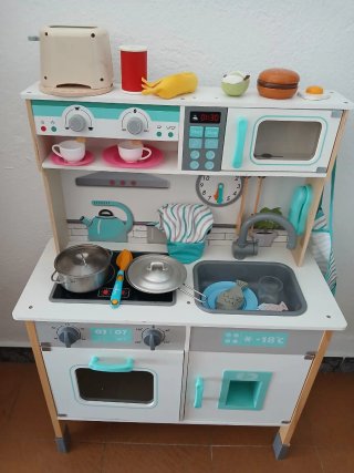 Cocinita de juguete de madera