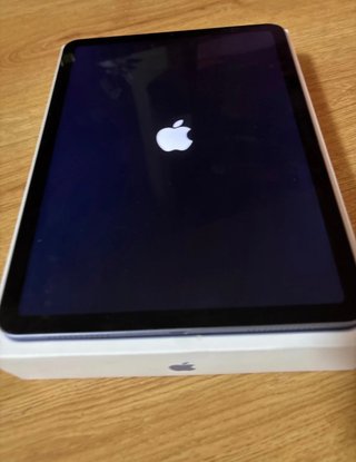 iPad Air 5ª Gen 10.9" lila metálico como nuevo.