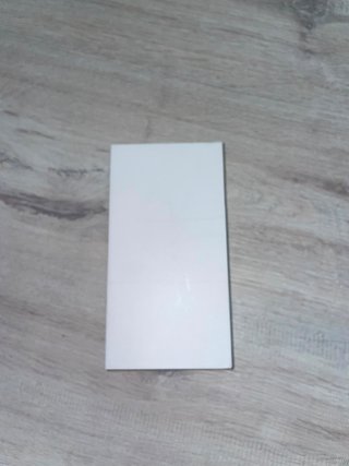 iPhone 14 con cable de carga