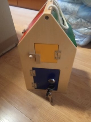 Casita Montessori Madera con Candado
