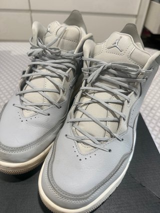 Zapatillas Jordan Grises y Blancas